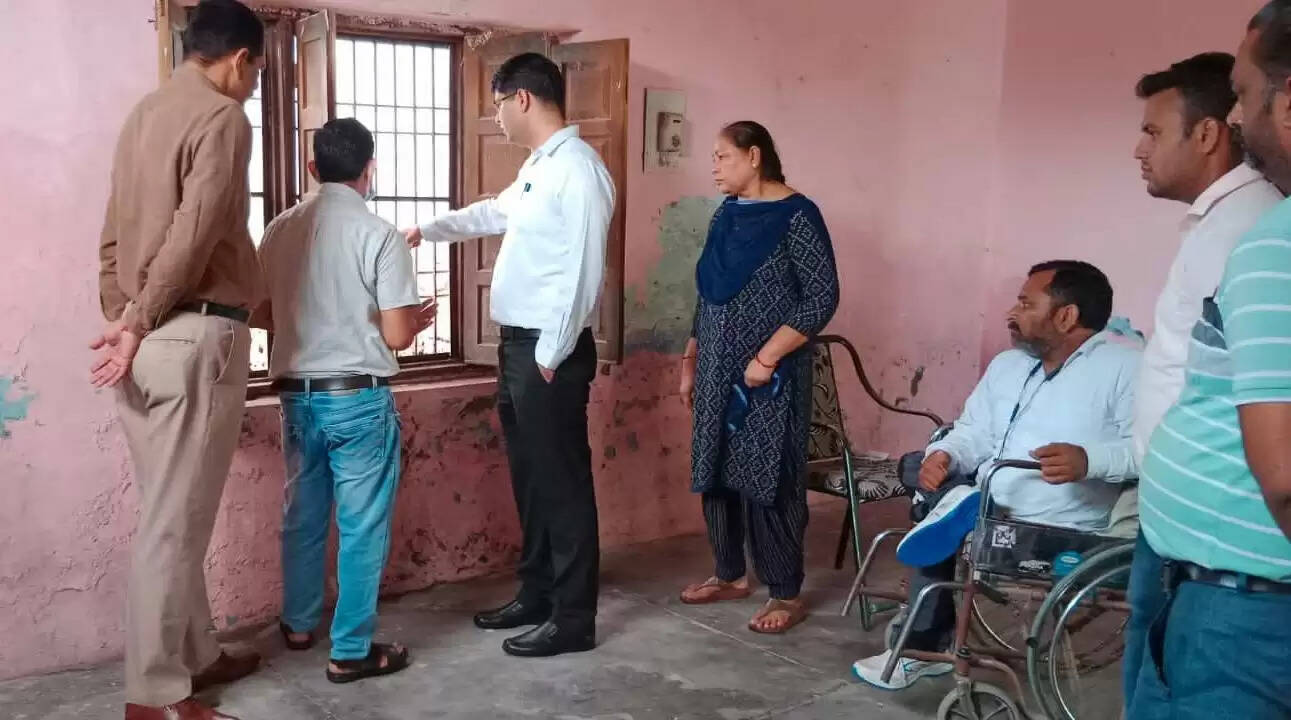 उपायुक्त ऊना राघव शर्मा ने शुक्रवार को राजकीय प्राईमरी स्कूल बढे़ड़ा राजपूतां का निरीक्षण किया। इस दौरान उपनिदेशक एलिमेंटरी ऊना देवेंद्र चंदेल भी उपस्थित रहे। निरीक्षण के दौरान राघव शर्मा ने स्कूल के नव निर्मित दो स्मार्ट क्लास रूमों की व्यवस्थाओं को जांचा। इससे पहले भी स्कूल में तीन स्मार्ट क्लास रूम के माध्यम से बच्चों को शिक्षा प्रदान की जा रही है।