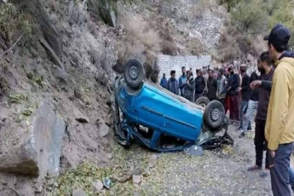 हिमाचल के किन्नौर जिला (Kinnaur District) में बारात में जा रही कार हादसे का शिकार (Car Accident) हो गई। हादसे में कार सवार चार लोगों की मौके पर ही मौत (Death) हो गई, जबकि एक घायल हो गया।