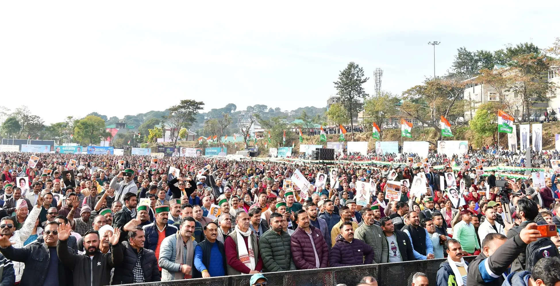सत्ता में आने से पहले दस गारंटियों का वादा करने वाली कांग्रेस की सरकार ने हिमाचल प्रदेश सोमवार 11 दिसंबर को एक साल का कार्यकाल पूरा करन लिया। सुखविंद्र सिंह सुक्खू सरकार ने सोमवार को एक साल का कार्यकाल पूरा होने का धर्मशाला में जश्न मनाया। इस दौरान मुख्यमंत्री सुखविंद्र सिंह सुक्खू ने गारंटियों को पूरा करने की दिशा में मंच से चार बड़ी घोषणाएं कीं।    मुख्यमंत्री सुखविंद्र सिंह सुक्खू ने कहा कि लाहौल-स्पीति की 18 साल से ऊपर की सभी महिलाओं को 1500-1500 रुपये मासिक पेंशन दी जाएगी। इसी तरह प्रदेश की 2.37 लाख महिलाओं को भी अगले वर्ष से 1100 के स्थान पर 1500 रुपये पेंशन दी जाएगी। 